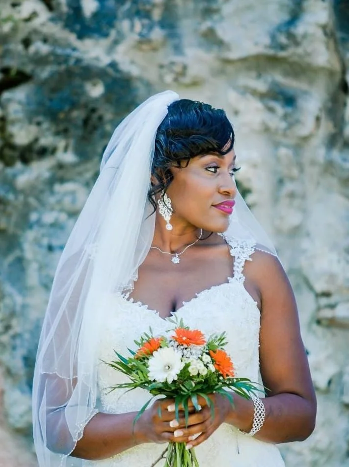 Une mariée regardant de loin son époux